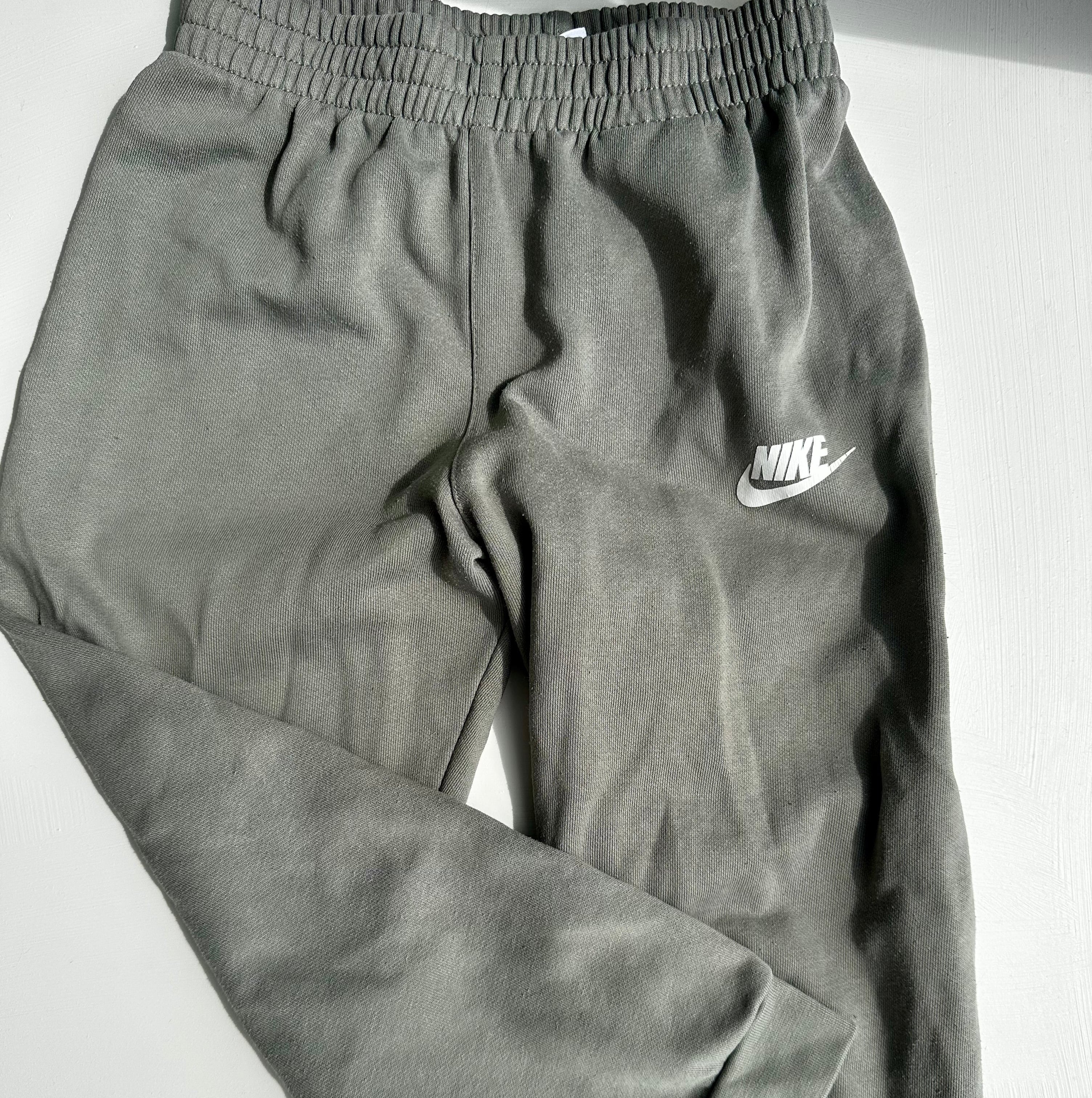 Jogging vert sauge Nike 6-7 ans | Seconde main (mini imperfection aux genoux)
